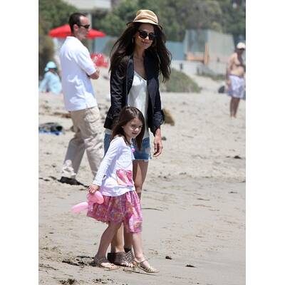 Suri Cruise tobt mit High Heels am Strand