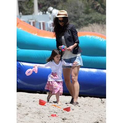 Suri Cruise tobt mit High Heels am Strand