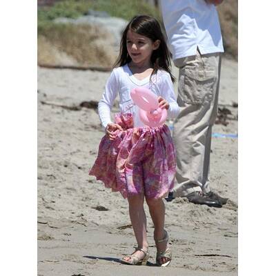 Suri Cruise tobt mit High Heels am Strand