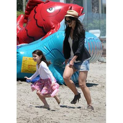 Suri Cruise tobt mit High Heels am Strand