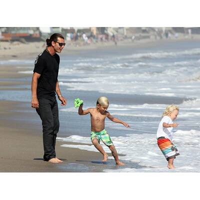 Gwen Stefani & Gavin Rossdale mit ihren Söhnen am Strand