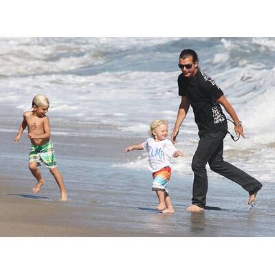Gwen Stefani & Gavin Rossdale mit ihren Söhnen am Strand