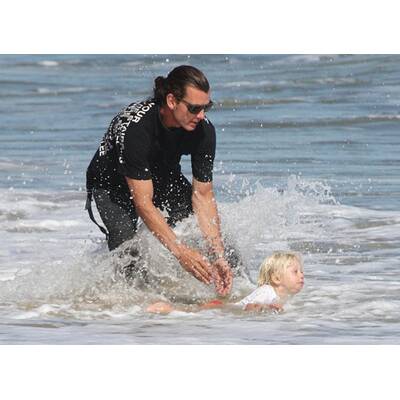 Gwen Stefani & Gavin Rossdale mit ihren Söhnen am Strand