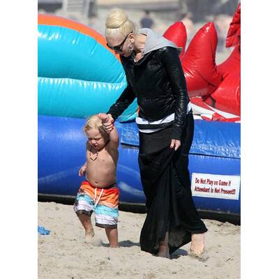 Gwen Stefani & Gavin Rossdale mit ihren Söhnen am Strand