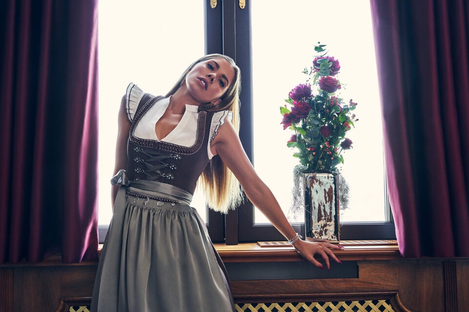 Dunkle Farben und edle Stickereien – auch die neue Kollektion von Krüger Dirndl by Victoria Swarovski liegt ganz im Trend und kombiniert Tradition mit Glamour.