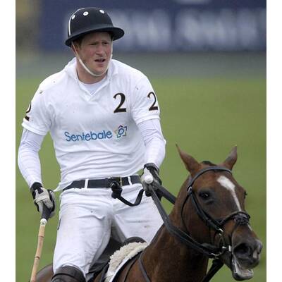 Im engen Shirt: Prinz Harry zeigt seinen Body