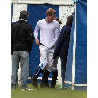 Im engen Shirt: Prinz Harry zeigt seinen Body