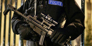 060810_london_polizei_waffe