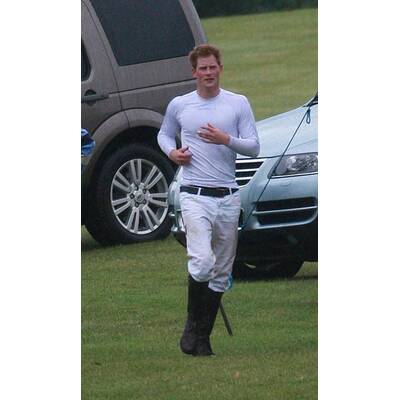 Im engen Shirt: Prinz Harry zeigt seinen Body