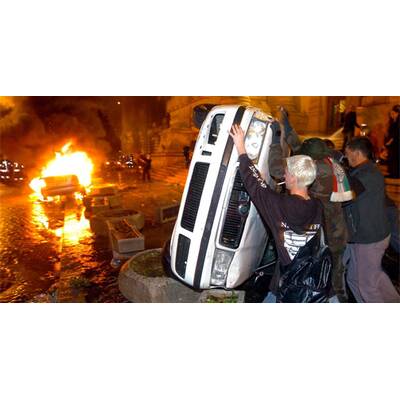 In Budapest brennen die Autos