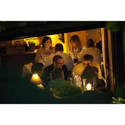 George Clooney führt Elisabetta Canalis aus