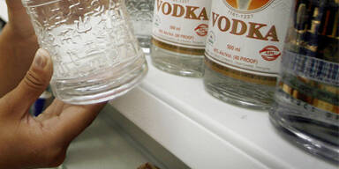 061026_vodka_AFP