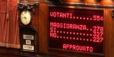 061027_parlament in rom_AFP