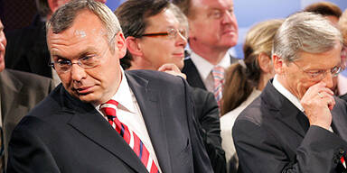 061029_gusenbauer_schuessel_wegschauen_APA