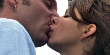 061115_knutschende_APA