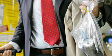 061123_plastiksack_mann_afp