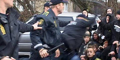 061126_polizei_demonstranten_d&auml;nemark_politiken.dk