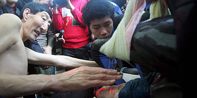 Mann mit längstem Arm der Welt rettet Delfine