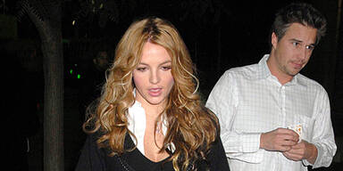 061219_britney_spears_unbekannter_mann_lakers_spiel_pps