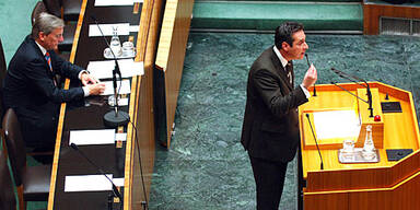 061223_strache_sch&uuml;ssel_parlament_apa
