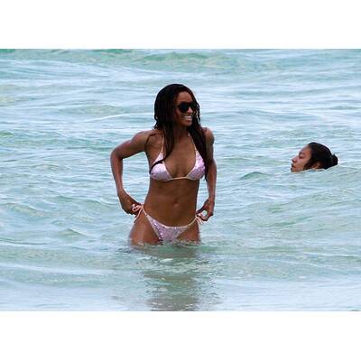 Sexy Bademaus: Ciara lässt den Busen blitzen