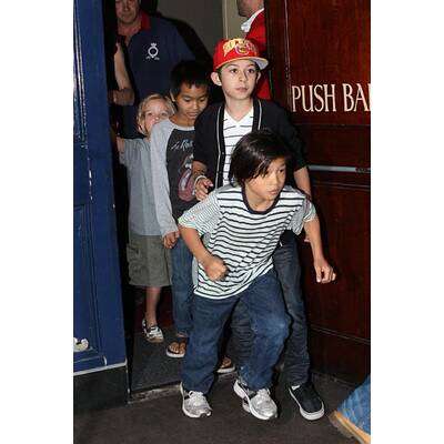 Brad Pitt und Angelina Jolie erkunden mit ihren Kindern London