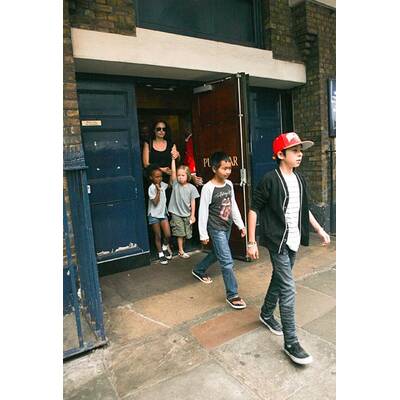 Brad Pitt und Angelina Jolie erkunden mit ihren Kindern London
