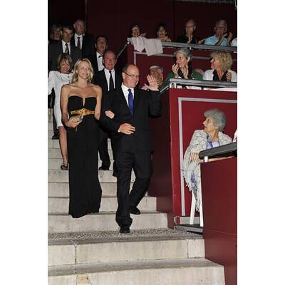 Fürstin Charlene zeigt Dekolleté