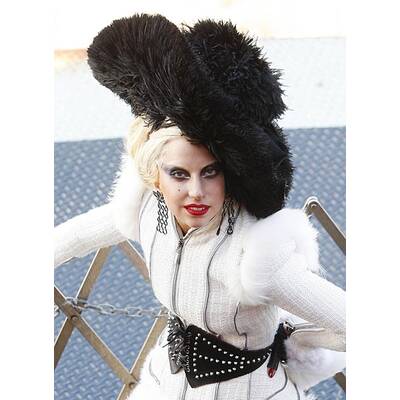 Lady Gaga: Goldkleid und Hot Dog