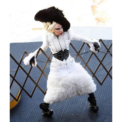 Lady Gaga: Goldkleid und Hot Dog