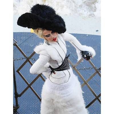 Lady Gaga: Goldkleid und Hot Dog