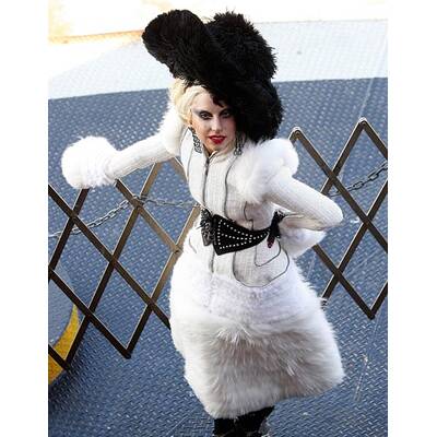 Lady Gaga: Goldkleid und Hot Dog