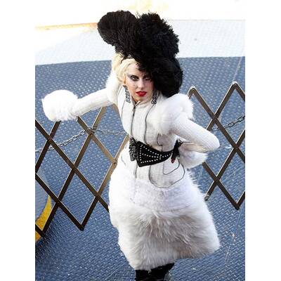 Lady Gaga: Goldkleid und Hot Dog