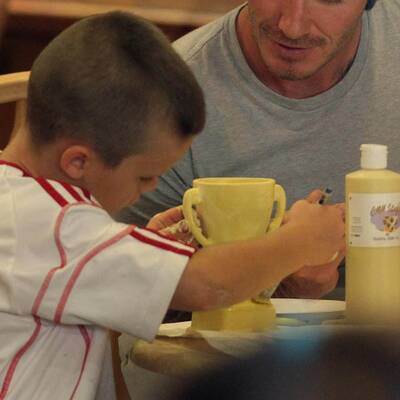 David Beckham bemalt mit seinen Söhnen Keramik