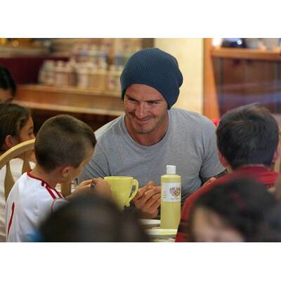 David Beckham bemalt mit seinen Söhnen Keramik
