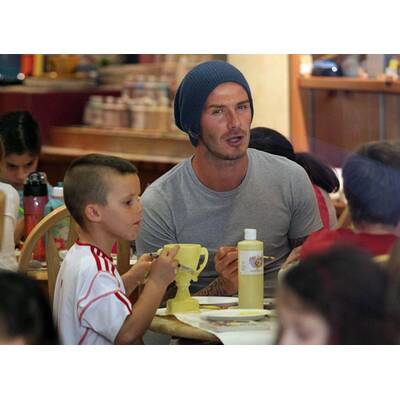 David Beckham bemalt mit seinen Söhnen Keramik