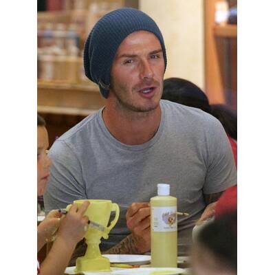 David Beckham bemalt mit seinen Söhnen Keramik