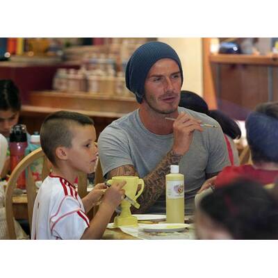 David Beckham bemalt mit seinen Söhnen Keramik