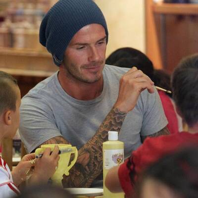 David Beckham bemalt mit seinen Söhnen Keramik