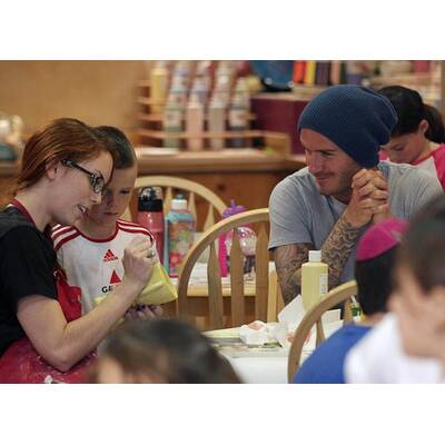David Beckham bemalt mit seinen Söhnen Keramik