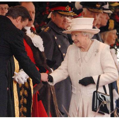 Queen Elisabeth mit ihrem Wegbegleiter: Der Launer-Handtasche