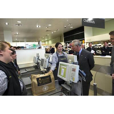 Prinz Charles auf Supermarkt-Exkursion