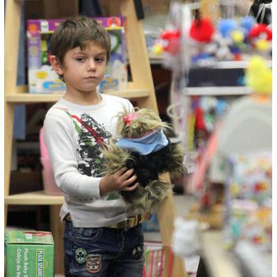 Gwen im Spielzeug-Wunderland