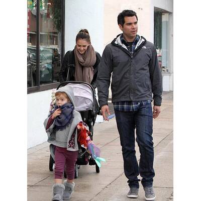 Jessica Alba: Weihnachts-Shopping mit ihren süßen Mädchen