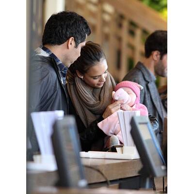 Jessica Alba: Weihnachts-Shopping mit ihren süßen Mädchen