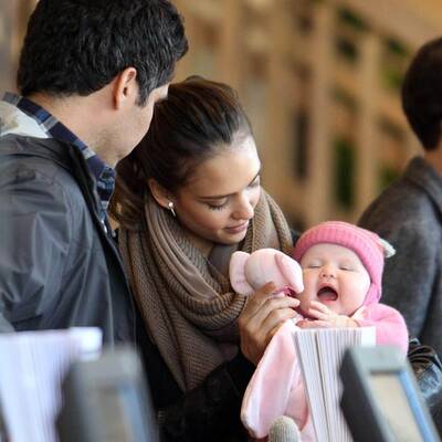 Jessica Alba: Weihnachts-Shopping mit ihren süßen Mädchen