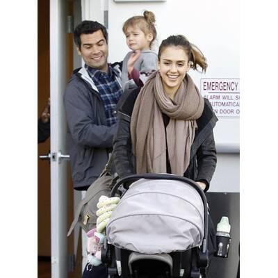 Jessica Alba: Weihnachts-Shopping mit ihren süßen Mädchen