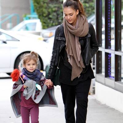Jessica Alba: Weihnachts-Shopping mit ihren süßen Mädchen