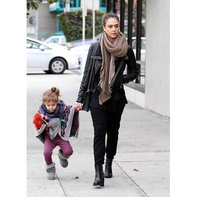 Jessica Alba: Weihnachts-Shopping mit ihren süßen Mädchen