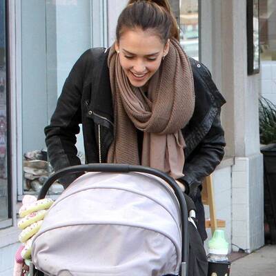 Jessica Alba: Weihnachts-Shopping mit ihren süßen Mädchen